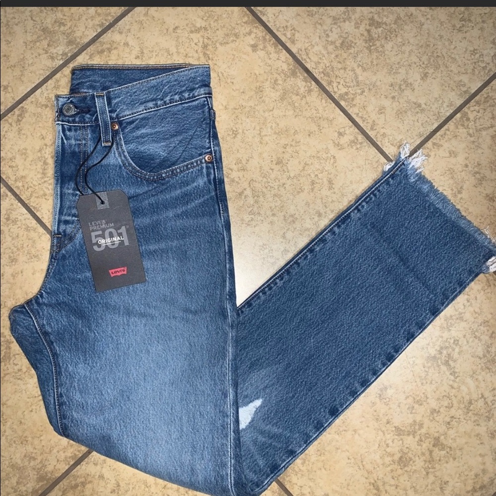 Levi’s straight leg- 27